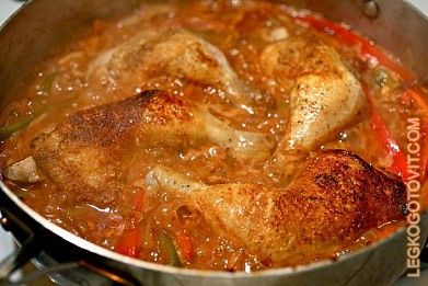 Фото рецепта: Тушеные куриные окорока с паприкой и сладким перцем