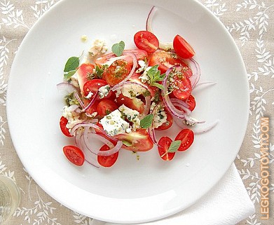 Фото рецепта: Салат из помидоров, красного лука и феты