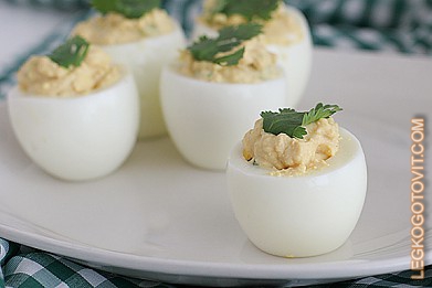 Фото рецепта: Фаршированные яйца с пряностями