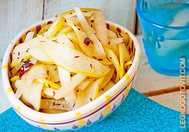 Фото рецепта: Теплый салат с яблоком и кольраби