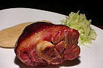 Фото рецепта: Жареная свиная рулька