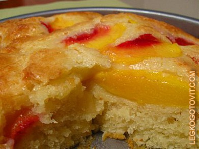 Фото рецепта: Торт бисквитный с персиками