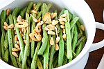 Фото рецепта: Зеленая фасоль с чесноком кедровыми орешками