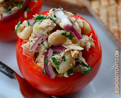 Фото рецепта: Помидоры, фаршированные салатом из тунца