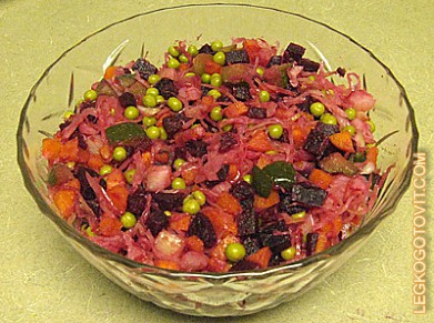 Фото рецепта: Салат из свеклы, морской капусты и зеленого горошка