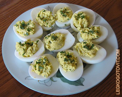 Фото рецепта: Яйца, фаршированные печенью трески