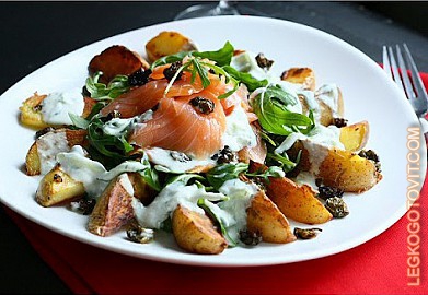 Фото рецепта: Салат из копченого лосося с картофелем и каперсами