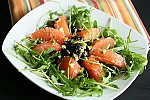 Фото рецепта: Салат из рукколы с грейпфрутом и маслинами
