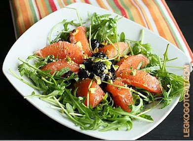 Фото рецепта: Салат из рукколы с грейпфрутом и маслинами