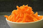 Фото рецепта: Морковный салат с абрикосами и корицей