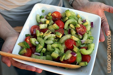 Фото рецепта: Салат из свежих овощей и авокадо
