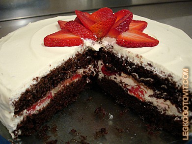 Фото рецепта: Шоколадно-клубничный торт