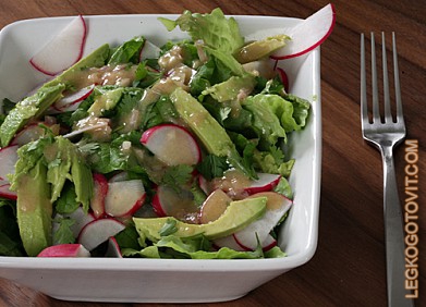 Фото рецепта: Салат из редиса, авокадо и латука