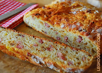 Фото рецепта: Деревенский картофельный хлебец с беконом и луком