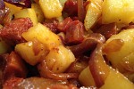 Фото рецепта: Жареный картофель с луком и свиными колбасками