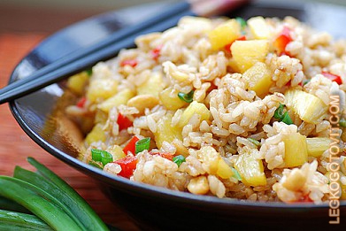 Фото рецепта: Жареный рис с ананасом