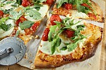 Фото рецепта: Пицца с помидорами черри и моцареллой