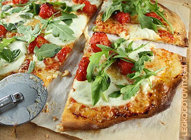 Фото рецепта: Пицца с помидорами черри и моцареллой