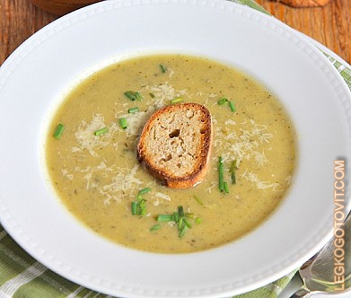 Фото рецепта: Суп из цуккини с чесночными гренками