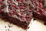 Фото рецепта: Нежный шоколадный пирог с вишней