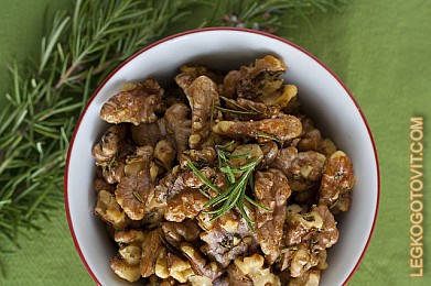 Фото рецепта: Жареные грецкие орехи с розмарином