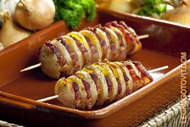 Фото рецепта: Картофель с салом на деревянных шампурах