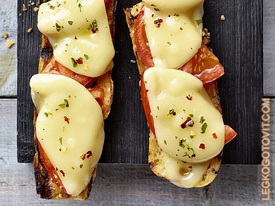 Фото рецепта: Бутерброд с сыром и помидорами