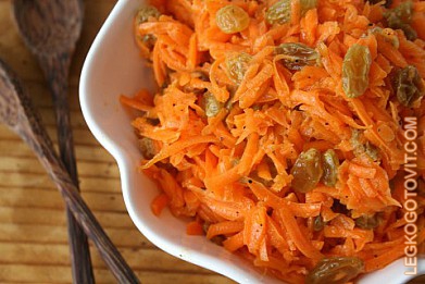 Фото рецепта: Салат морковный с изюмом