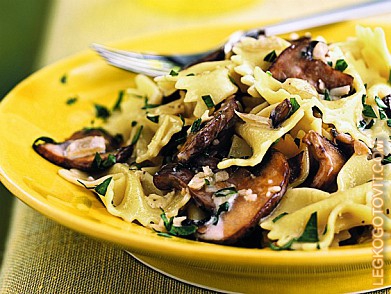 Фото рецепта: Макароны со сливочным соусом из лесных грибов