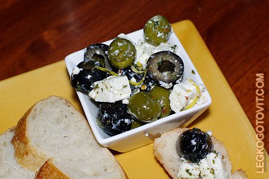 Фото рецепта: Маринованные оливки с сыром фета