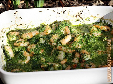 Фото рецепта: Креветки с зеленым соусом