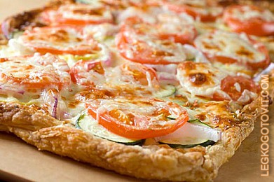 Фото рецепта: Слоеная пицца с летними овощами