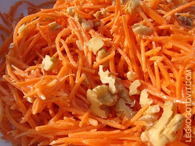 Фото рецепта: Морковный салат с горчицей и грецкими орехами