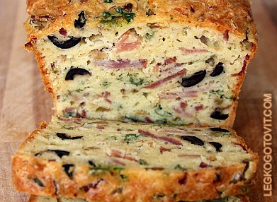Фото рецепта: Хлебец с маслинами, ветчиной и сыром