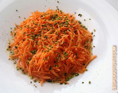 Фото рецепта: Морковный салат с фисташками