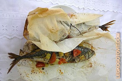 Фото рецепта: Скумбрия, запеченная с овощами в фольге