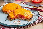 Фото рецепта: Горячий бутерброд с сыром и томатами