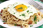 Фото рецепта: Спагетти с беконом и жареным яйцом