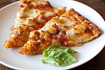 Фото рецепта: Куриная пицца с пармезаном