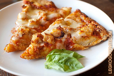 Фото рецепта: Куриная пицца с пармезаном