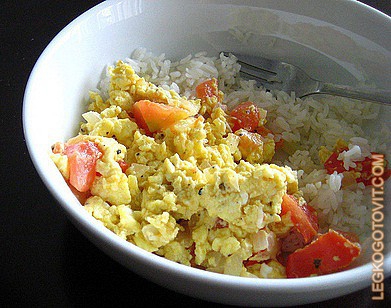 Фото рецепта: Яичница с помидорами и луком
