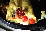 Фото рецепта: Омлет с копченой колбаской и помидорами черри