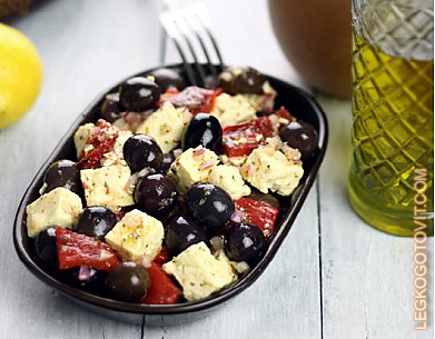 Фото рецепта: Маринованная фета с маслинами и жареным красным перцем