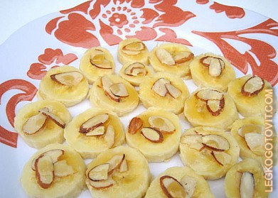 Фото рецепта: Сладкие дольки банана с миндалем