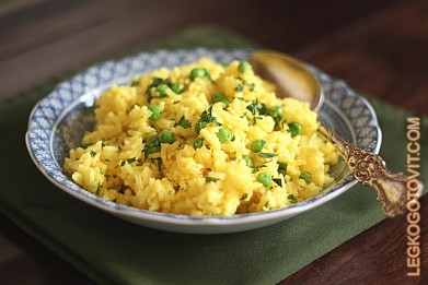 Фото рецепта: Желтый рис с зеленым горошком