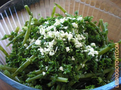 Фото рецепта: Салат из зеленой фасоли с чесноком и петрушкой