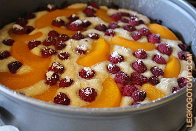 Фото рецепта: Пирог с малиной и персиком