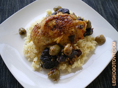 Фото рецепта: Запеченные куриные бедрышки с черносливом и оливками