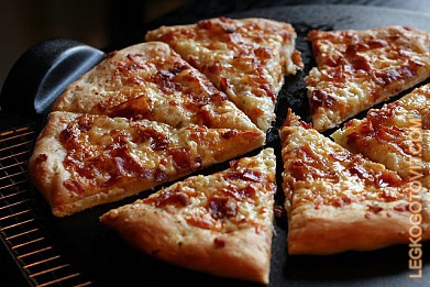 Фото рецепта: Пицца с беконом и сыром