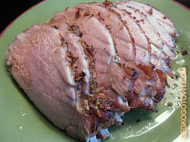 Фото рецепта: Жареная свиная корейка с розмарином и чесноком